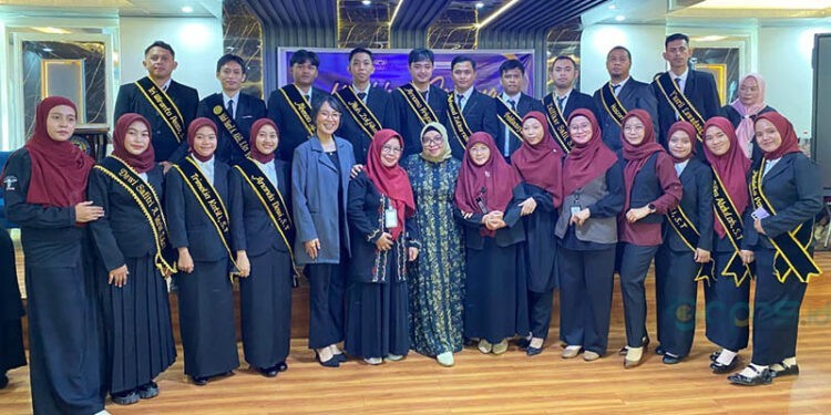 16 Mahasiswa Prodi Teknik Sipil dan Arsitektur usai diyudisium  bersama dengan Rektor dan Dosen UNBITA di aula UNBITA (Senin/8/9/2025)