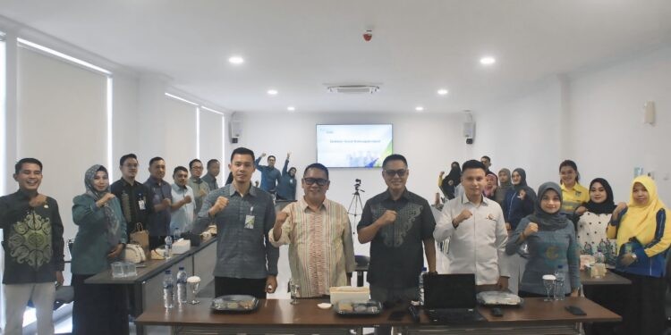 PJS Ketenagakerjaan Gorontalo saat menggelar kegiatan Sosialisasi Program di Aula Kantor BPJS Ketenagakerjaan Gorontalo, Kamis (18/9/2025). (Foto Indra/Gopos)