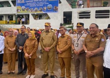 Gubernur dan Wakil Gubernur Gorontalo, Ketua DPRD Provinsi serta Bupati dan Wakil Bupati Gorontalo Utara mengecek sapi yang akan dipasok lewat Pelabuhan Kwandang ke Kalimantan Utara pada Senin Sore. (8/9/2025) (Adrian/Humas)
