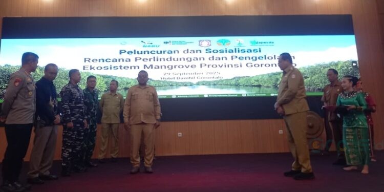 Asisten bidang Administrasi Umum Setda Gorut saat menerima Dokumen Rencana Perlindungan dan Pengelolaan Ekosistem Mangrove yang diserahkan langsung oleh Gubernur Gorontalo, Gusnar Ismail bertempat di Ballroom Hotel Damhil. (Gusti/Gopos)