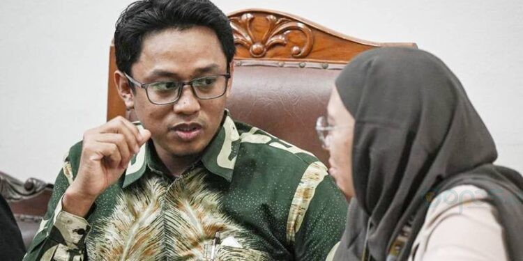 Direktur LBH Pers Mustafa Layong (kiri) dan Kepala Divisi Advokasi LBH Pers Gema Gita (kanan) selaku kuasa hukum Tempo menjalani sidang perdana gugatan menteri pertanian terhadap Tempo di Pengadilan Negeri Jakarta Selatan, Jakarta, Senin (15/9/2025).
ANTARA FOTO/FAUZAN/YU