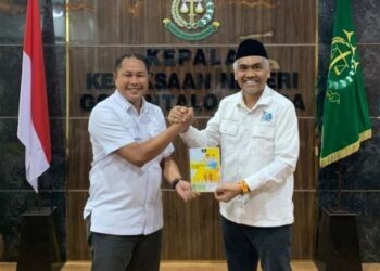 Kepala Kejari Gorontalo Utara, Zamzam Ikhwan dan Ketua Panitia Bercahaya Night Run, Hamzah Sidik usai pertemuan di Kantor Kejari Gorut, Selasa (16/9/2025) (Kifli/Prokopim)