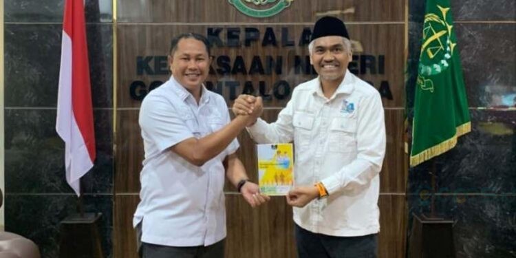 Kepala Kejari Gorontalo Utara, Zamzam Ikhwan dan Ketua Panitia Bercahaya Night Run, Hamzah Sidik usai pertemuan di Kantor Kejari Gorut, Selasa (16/9/2025) (Kifli/Prokopim)