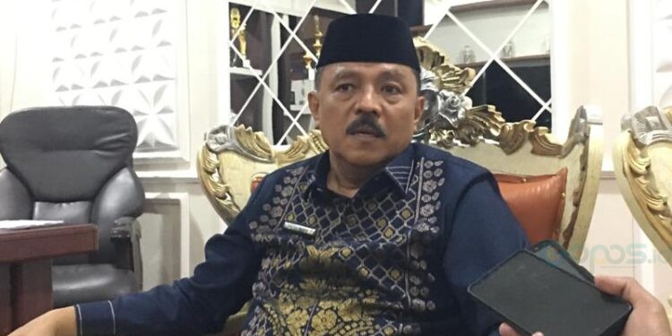 Kepala Kantor Kementerian Agama Kabupaten Bone Bolango, Alwin Rans Toma saat diwawancarai di Ruang Kerjanya, Kamis (4/9/2025). (Foto Indra/Gopos)