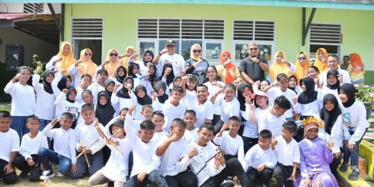 Foto Bersama Tim Marching Band beserta jajaran Guru SDN 7 Kwandang dengan Wakil Bupati Gorut, Sekda dan Kepala Desa Mootinelo di SDN 7 Kwandang, Jumat (12/9/2025) (Rocky/Humas)