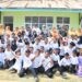 Foto Bersama Tim Marching Band beserta jajaran Guru SDN 7 Kwandang dengan Wakil Bupati Gorut, Sekda dan Kepala Desa Mootinelo di SDN 7 Kwandang, Jumat (12/9/2025) (Rocky/Humas)