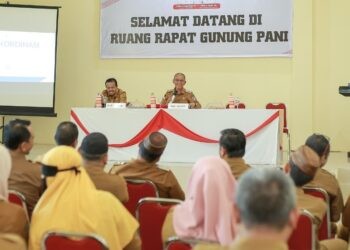 Wakil Bupati Pohuwato, Iwan Adam, memberikan rakor penyusunan rencana aksi RB Tematik, di ruang rapat gunung pani, Selasa (16/09/2025) (Abdul Razak Prokopim Pohuwato)