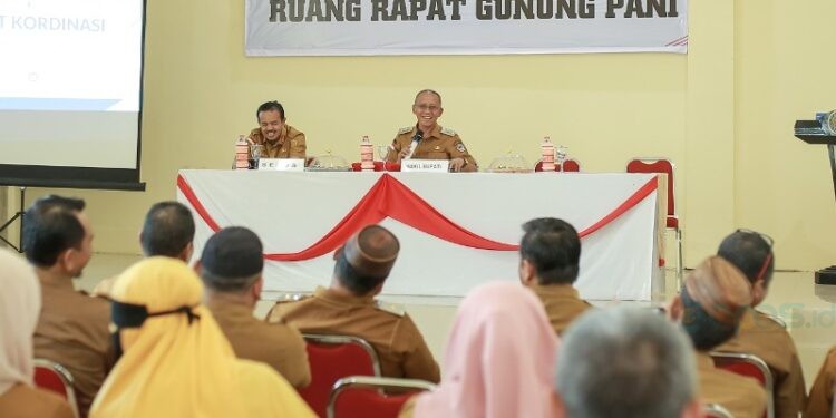 Wakil Bupati Pohuwato, Iwan Adam, memberikan rakor penyusunan rencana aksi RB Tematik, di ruang rapat gunung pani, Selasa (16/09/2025) (Abdul Razak Prokopim Pohuwato)