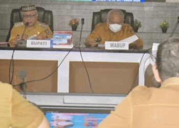 Foto : Bupati Gorontalo, Sofyan Puhi dan Wakil Bupati Gorontalo saat memimpin Rapat Pimpinan (Rapim) membahas RAPBD di Ruang Dulohupa, Lantai II Kantor Bupati Gorontalo, Senin (20/10/2025).