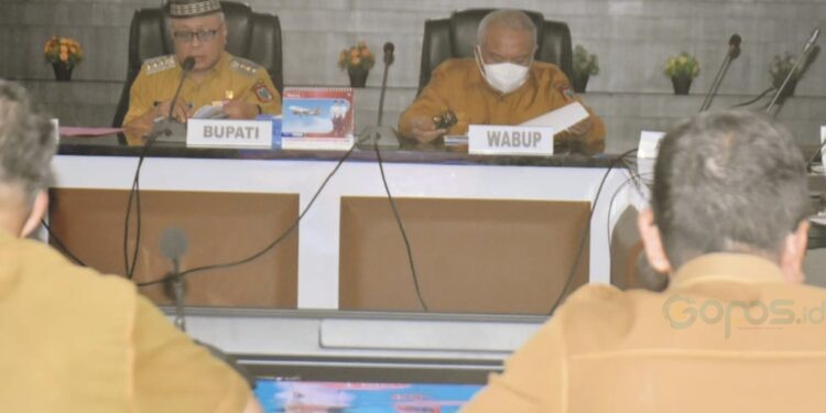 Foto : Bupati Gorontalo, Sofyan Puhi dan Wakil Bupati Gorontalo saat memimpin Rapat Pimpinan (Rapim) membahas RAPBD di Ruang Dulohupa, Lantai II Kantor Bupati Gorontalo, Senin (20/10/2025).