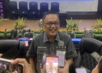 Ketua Komisi III DPRD Kota Gorontalo, Ariston Tilameo saat diwawancarai awak media Aula I Dekot (Senin/20/10/2025) (Rama/Gopos)