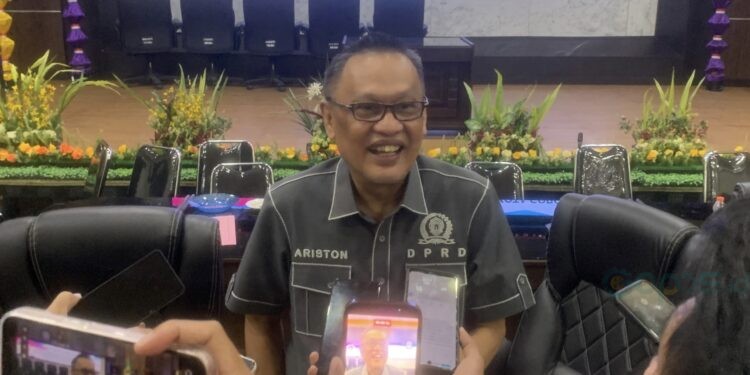 Ketua Komisi III DPRD Kota Gorontalo, Ariston Tilameo saat diwawancarai awak media Aula I Dekot (Senin/20/10/2025) (Rama/Gopos)