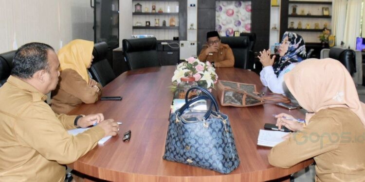 Foto: Sekda Kabgor, Sugondo Makmur bersama jajaran pengurus Forum KKS Provinsi Gorontalo, Kepala Dinas Kesehatan Kabupaten Gorontalo beserta jajarannya, serta pengurus Forum KKS Kabupaten Gorontalo.