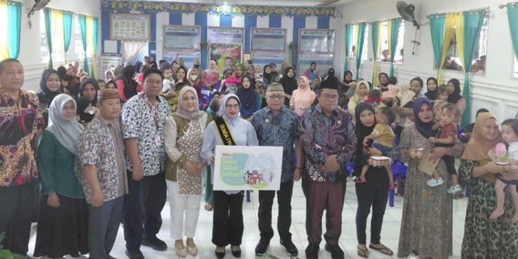 Bupati Gorontalo Sofyan Puhi saat peluncuran program penanganan stunting 'Satu Telur Sehari' yang diinisiasi Alfamart di Kecamatan Tabongo, Kabupaten Gorontalo, Jumat (3/10/2025)