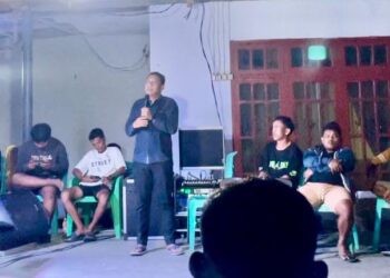 Aleg DPRD Kabupaten Boalemo, Arman Naway, memberikan sambutan syukuran tahun hasil panen desa Mutiara, Kecamatan Paguyaman, Minggu (26/10/2025) (Istimewa)