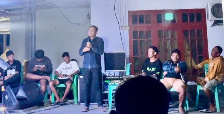 Aleg DPRD Kabupaten Boalemo, Arman Naway, memberikan sambutan syukuran tahun hasil panen desa Mutiara, Kecamatan Paguyaman, Minggu (26/10/2025) (Istimewa)