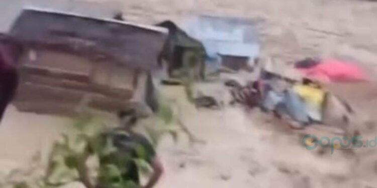 Tangkapan layar: Banjir yang melanda wilayah pertambangan tanpa izin di Alamotu, Desa Hulawa, Kecamatan Buntulia