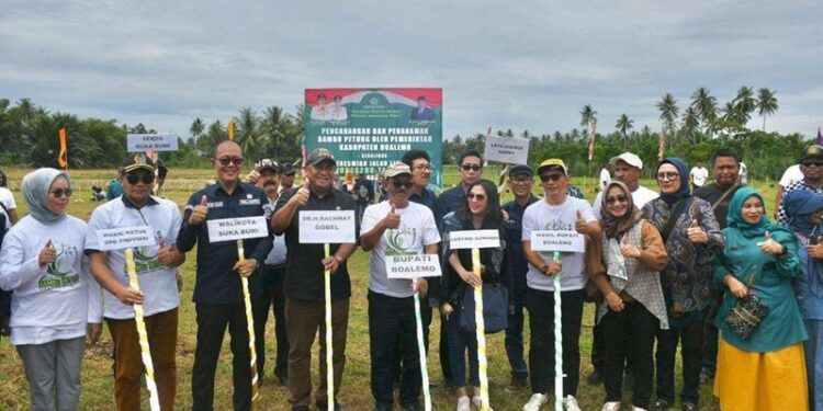 Pelaksanaan pencanangan penanaman Bambu Petung yang dilaksanakan di Desa Kuala Lumpur, Kecamatan Paguyaman, Kamis (30/10/25). (Humas/Arman Podu)