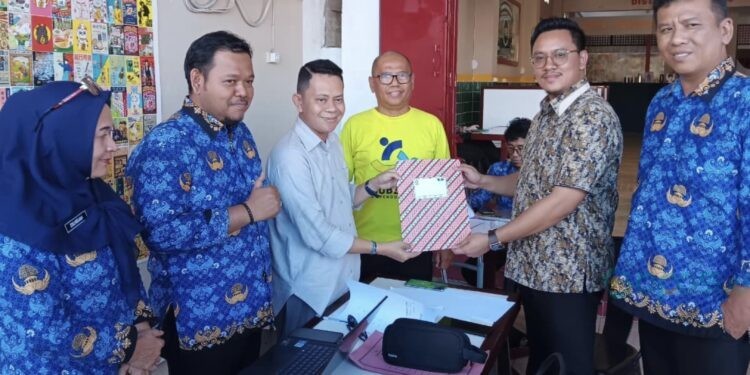 Fahrudin Salilama saat mengantarkan berkas pendaftaran Ketua IKA-SPENDU di Sekretariat Pendaftaran (Jumat/17/10/2025)