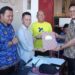 Fahrudin Salilama saat mengantarkan berkas pendaftaran Ketua IKA-SPENDU di Sekretariat Pendaftaran (Jumat/17/10/2025)
