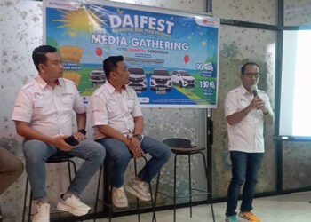 Kepala Cabang Astra Daihatsu Gorontalo, Lesly Allen Siahaya menjelaskan program spesial Daifest 2025 yang berlangsung 1 Oktober hingga 31 Desember 2025.(Foto: syakir)