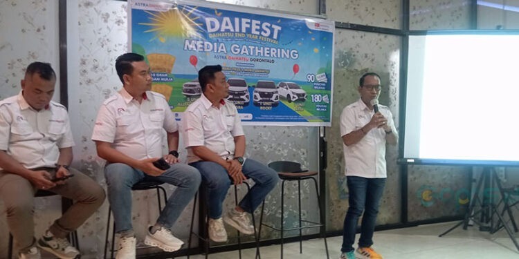 Kepala Cabang Astra Daihatsu Gorontalo, Lesly Allen Siahaya menjelaskan program spesial Daifest 2025 yang berlangsung 1 Oktober hingga 31 Desember 2025.(Foto: syakir)