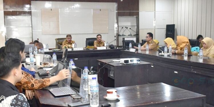 Bupati Pohuwato, Saipul Mbuinga, di dampingi Sekda Pohuwato, Iskandar Datau, pemeriksaan kinerja atas efektivitas Dapodik, berlangsung di Aula BPKPD Pohuwato, Senin (20/10/2025) (Iwan Karim Prokopim Pohuwato)