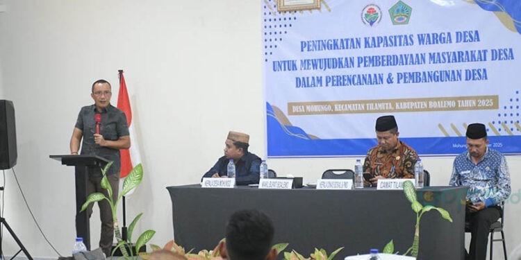 Wakil Bupati Boalemo, Lahmuddin Hambali, memberikan sambutan peningkatan kapasitas warga desa, berlangsung Cabana Resort, Jum'at (24/10/2025) (Istimewa)