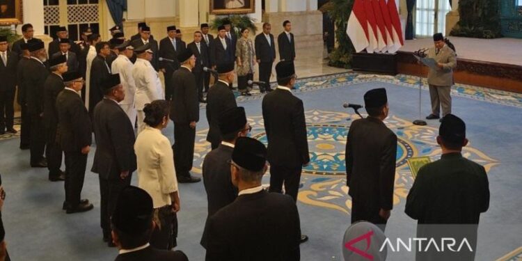 Presiden RI Prabowo Subianto membacakan sumpah pada pelantikan duta besar RI di Istana Negara, Jakarta, Rabu (8/10/2025). (ANTARA/Fathur Rochman)