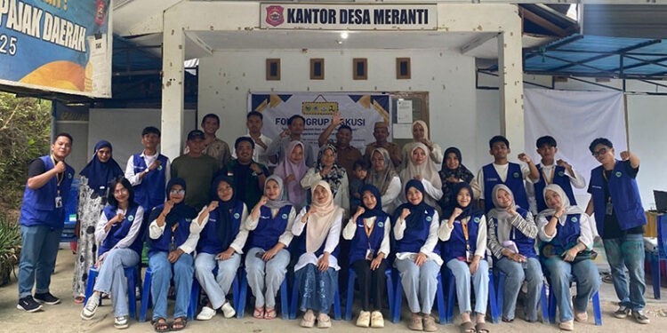 Mahasiswa KKN Tematik Infrastruktur Universitas Negeri Gorontalo (UNG) Desa Meranti 2025 melaksanakan Focus Group Discussion (FGD) 3 dirangkaikan dengan Sosialisasi Tata Cara Pemeliharaan Infrastruktur Permukiman serta Pola Hidup Bersih dan Sehat (PHBS) di Desa Meranti, Rabu (24/9/2025).