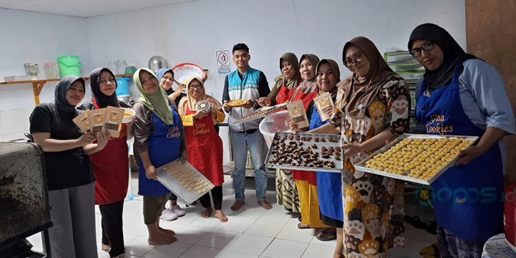 Kegiatan produksi yang berlangsung di dapur Gita Cookies. Setiap minggu dapur mengolah ikan tuna menjadi abon, bakso, dan nuget. Selain itu diproduksi pula kue kerawang dan roti abon tuna.(dok Gita Cookies)