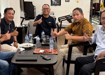 Bupati Gorontalo Utara, Thariq Modanggu yang didampingi oleh Kaban Bappeda saat diskusi hangat dengan Anggota DPRD Provinsi gorontalo, Ridwan Monoarfa.
(Prokopim)