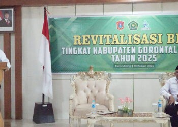 Bupati Gorontalo Utara, Thariq Modanggu saat memberikan sambutan dalam Rapat Kerja Badan Kontak Majelis Taklim (BKM) yang di selenggrakan oleh Kemenag Gorut, Rabu (1/10/2025) (Rocky/Humas)