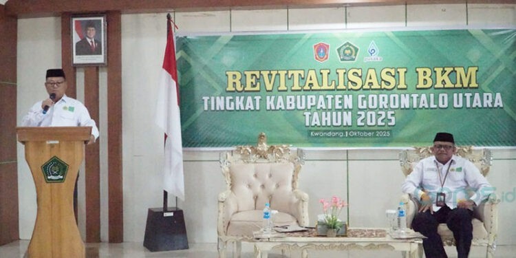 Bupati Gorontalo Utara, Thariq Modanggu saat memberikan sambutan dalam Rapat Kerja Badan Kontak Majelis Taklim (BKM) yang di selenggrakan oleh Kemenag Gorut, Rabu (1/10/2025) (Rocky/Humas)