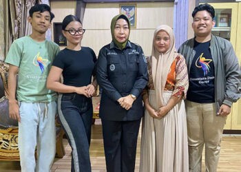 Wakil Bupati Gorontalo Utara, Nurjana Hasan Yusuf saat menerima kunjungan dari Sanggar Nusantara Dancer Gorut yang akan mengikuti kompetisi ditingkat Nasional. (Kifli/Prokopim)