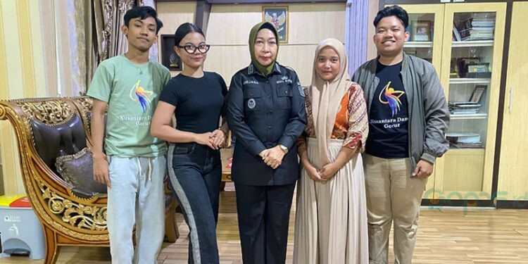 Wakil Bupati Gorontalo Utara, Nurjana Hasan Yusuf saat menerima kunjungan dari Sanggar Nusantara Dancer Gorut yang akan mengikuti kompetisi ditingkat Nasional. (Kifli/Prokopim)