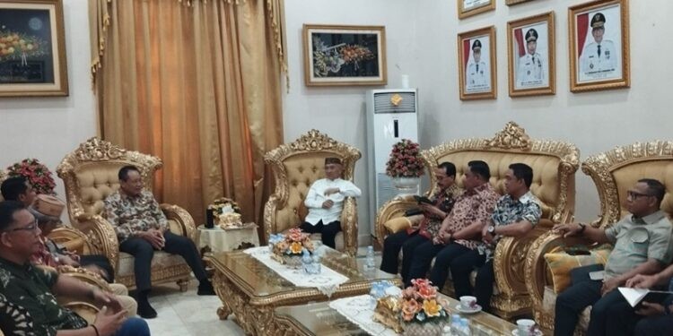 Gubernur Gorontalo, Gusnar Ismail, saat pertemuan dengan Wakapolda Gorontalo Brigjen. Pol. Simson Zet Ringu, Dinas Terkait, Bupati Pohuwato Saipul Mbuinga dan Pimpinan Pani Gold Mine Boyke Abidin, Jumat, (24/10/2025)