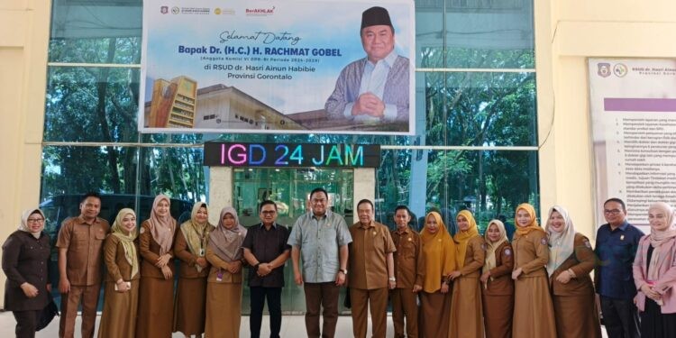 Marten Taha saat mendampingi Rachat Gobel dalam agenda reses di RSUD dr. Hasri Ainun Habibie, selasa (28/10/25)