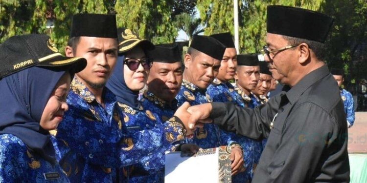 Bupati Boalemo, Rum Pagau Menyerahkan SK PPPK Paruh Waktu Dilingkungan Pemda Boalemo bertempat di Alun-Alun Tilamuta, Jumat (17/10/25). (Foto: Humas/Arman Podu)