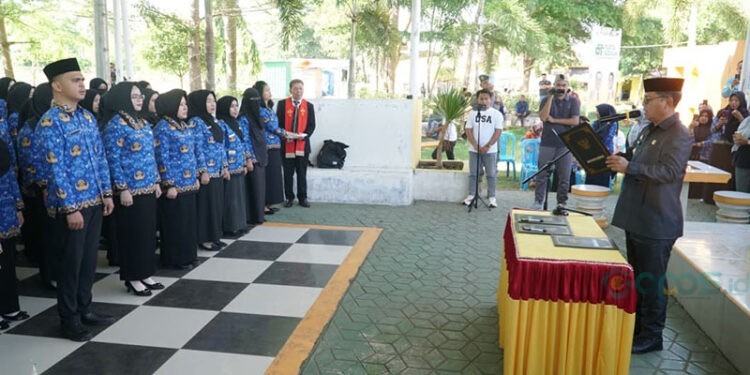 Bupati Gorontalo Utara, Thariq Modanggu saat melantik Pegawai Pemerintah dengan Perjanjian Kerja (PPPK) di Taman Rakyat, pada Jumat (17/10/2025)
(Larso/Humas)