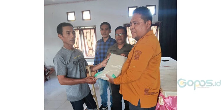 Penyaluran Beras Cadangan Pangan Pemerintah (CPP) oleh Pemprov Gorontalo kepada warga di Kecamatan Paguyaman Pantai, Boalemo