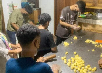 Proses produksi Pia Putra Kusuma. Keberadaan UMKM Pia Putra Kusuma telah memberikan dampak ekonomi bagi masyarakat sekitar.(Foto; Rama/gopos)