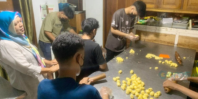 Proses produksi Pia Putra Kusuma. Keberadaan UMKM Pia Putra Kusuma telah memberikan dampak ekonomi bagi masyarakat sekitar.(Foto; Rama/gopos)