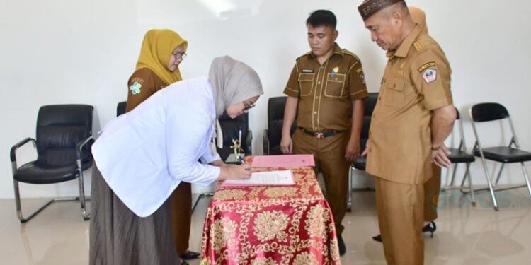 Proses serah terima jabatan Plt RSUD Bumi Panua yang disaksikan langsung Bupati Pohuwato Saipul Mbuinga, Senin (20/10/2025) (Iwan Karim Prokopim Pohuwato)