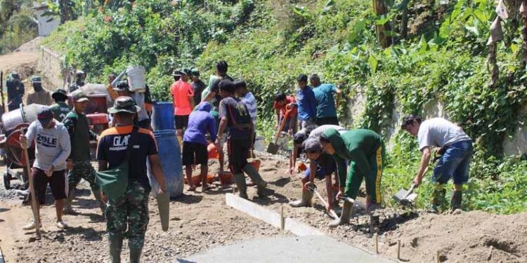 Satgas TMMD bersama rakyat saling gotong royong membangun jalan rabat beton di Desa Tonala, Kecamatan Telaga Biru, Kabupaten Gorontalo. (foto. pengdim/istimewa)
