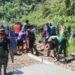 Satgas TMMD bersama rakyat saling gotong royong membangun jalan rabat beton di Desa Tonala, Kecamatan Telaga Biru, Kabupaten Gorontalo. (foto. pengdim/istimewa)