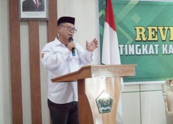 Bupati Gorontalo Utara, Thariq Modanggu saat memberikan sambutan dalam Rapat Kerja Badan Kontak Majelis Taklim (BKM) yang di selenggrakan oleh Kemenag Gorut, Rabu (1/10/2025) (Rocky/Humas)