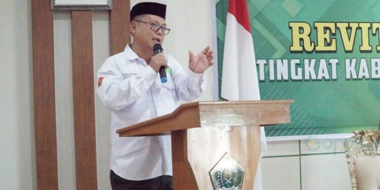 Bupati Gorontalo Utara, Thariq Modanggu saat memberikan sambutan dalam Rapat Kerja Badan Kontak Majelis Taklim (BKM) yang di selenggrakan oleh Kemenag Gorut, Rabu (1/10/2025) (Rocky/Humas)