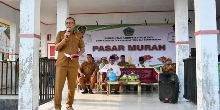 Wakil Bupati Boalemo, Lahmudin Hambali, memberikan sambutan pasar murah di Kecamatan Dulupi, Desa Pangi, Selasa (21/12025)
