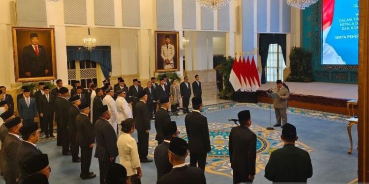 Presiden RI Prabowo Subianto melantik sejumlah pejabat baru Kabinet Merah Putih di Istana Negara, Jakarta, Rabu (8/10/2025). ANTARA/Fathur Rochman